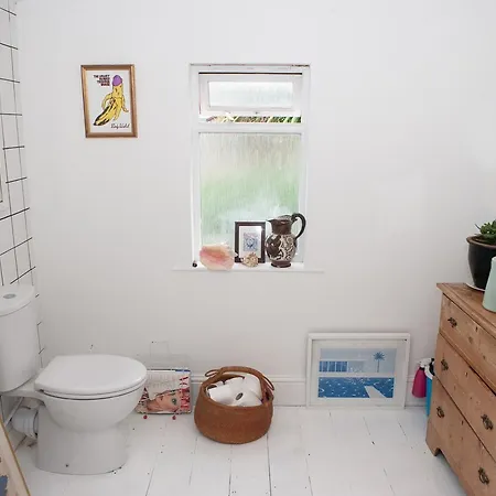 Apartment 2 Bedroom House In Vibrant Easton Bristol