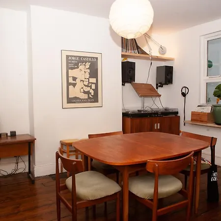 2 Bedroom House In Vibrant Easton *