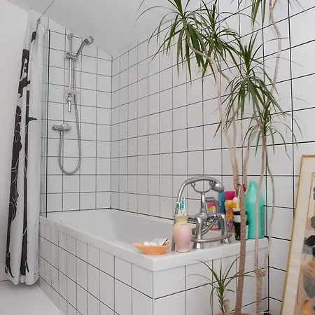 2 Bedroom House In Vibrant Easton Apartment