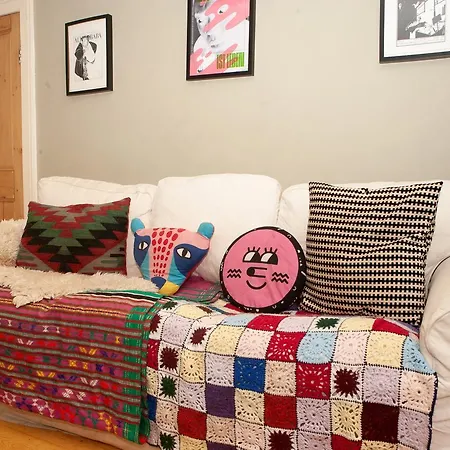 2 Bedroom House In Vibrant Easton *