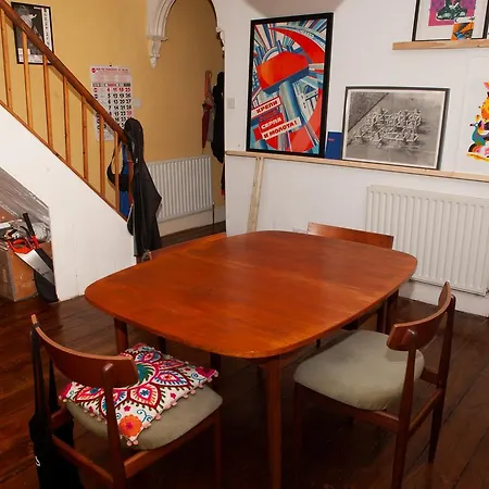 2 Bedroom House In Vibrant Easton *