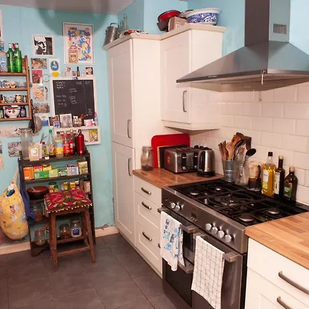 2 Bedroom House In Vibrant Easton *